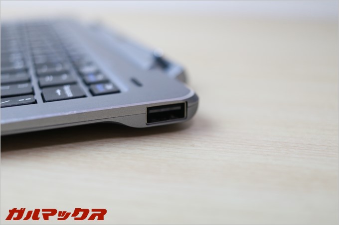 キーボードにも2つのUSB-Aを搭載する