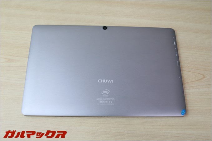 背面パネルはグレーのつや消し。指紋が付きにくいのは嬉しいポイント