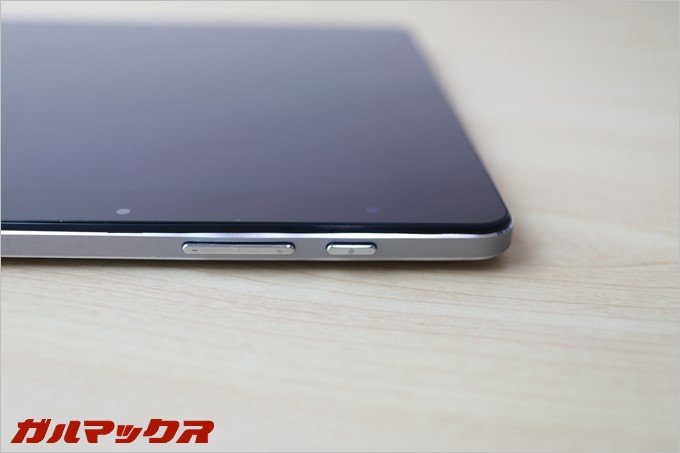 本体の上部には電源ボタンと音量ボタン。PCスタイルでも操作しやすい