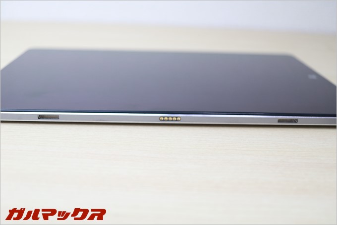 本体の底面にはキーボードを取り付けるドッキングインターフェイス