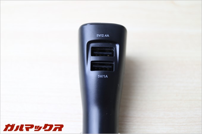 充電器部分には2.4Aと1Aの給電が可能なUSBポートを備えているのでスマホも充電できます