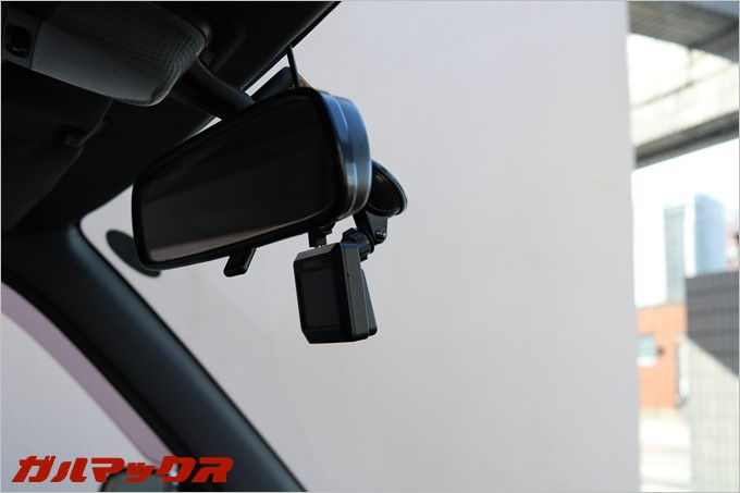 吸盤部はミラー裏に隠れるのE視界のじゃまになることはなかった