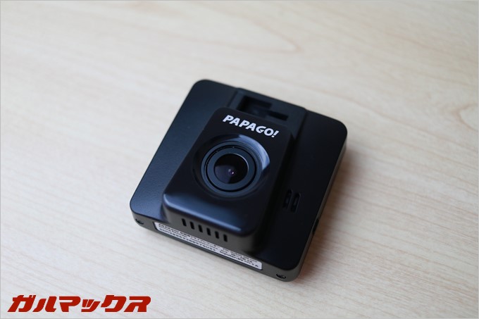 カメラには高品質なガラスレンズを採用している