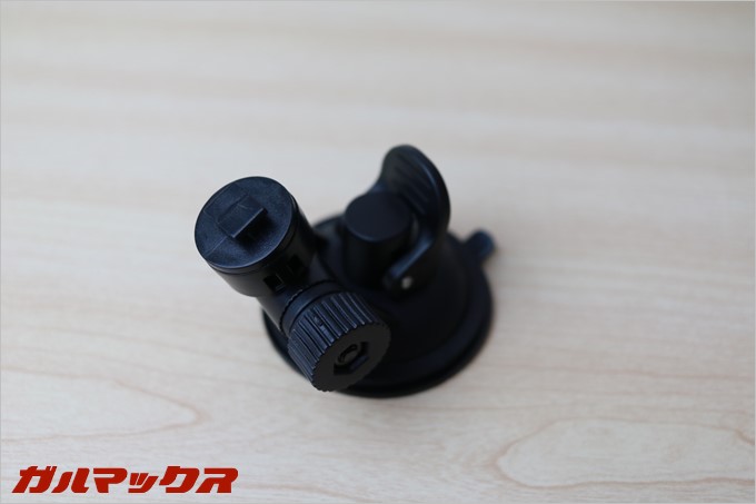 GoSafe520に付属のマウントは両面テープではなく吸盤式のためフロントガラスを汚さない