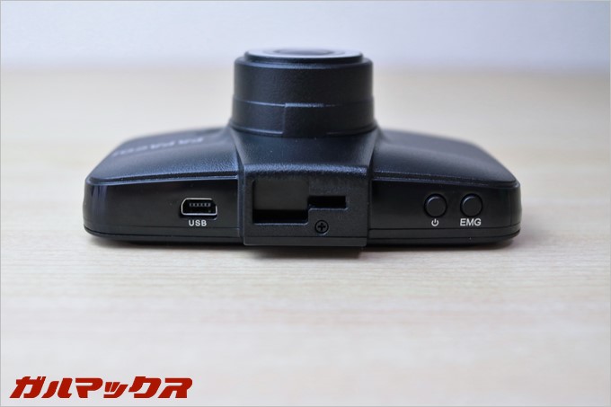 上部には左からUSB端子、電源ボタン、手動撮影ボタンが並ぶ