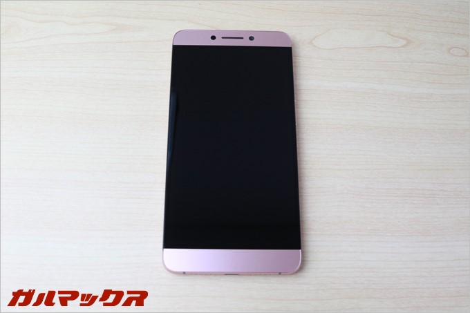 LeTV Leeco Le Max 2は5.7型の大型液晶を搭載していますが、画面を両サイドにめいいっぱい広げたデザインのため本体サイズに対して画面が非常に大きいです