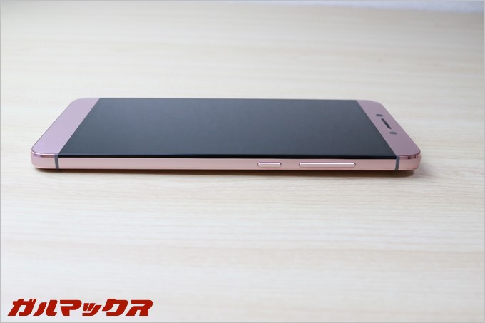 ボタン類は本体右側面の配置