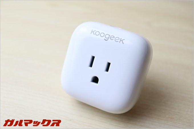 SMART PLUG P1の本体は光沢のあるホワイトカラーでアース付きのプラグもさせます