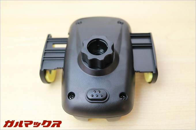 裏のボタンを押すとホルダーが開きます