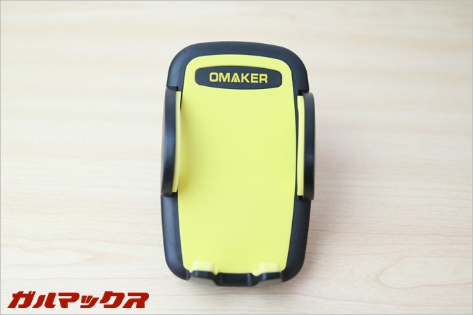 少し固めのゴムですが傷つくことはありません。スマホをガッチリとホールド!