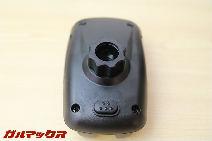 ホルダーの裏にはスマホ取り外し用のごルダーが付いてます。