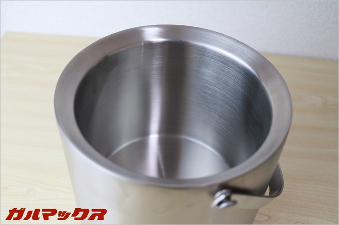 2層断熱であることが伺えるこの厚さ