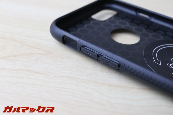 安いケースで多いくり抜き型ではなく、ケースにボタンが付いています。