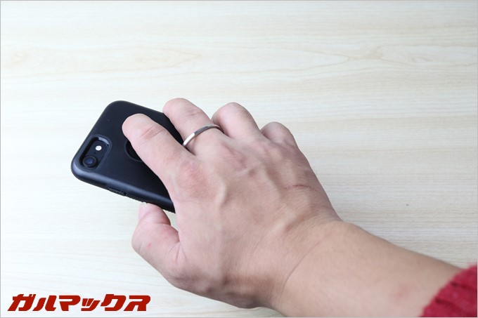 リングに指を通す事で落下を防ぎます