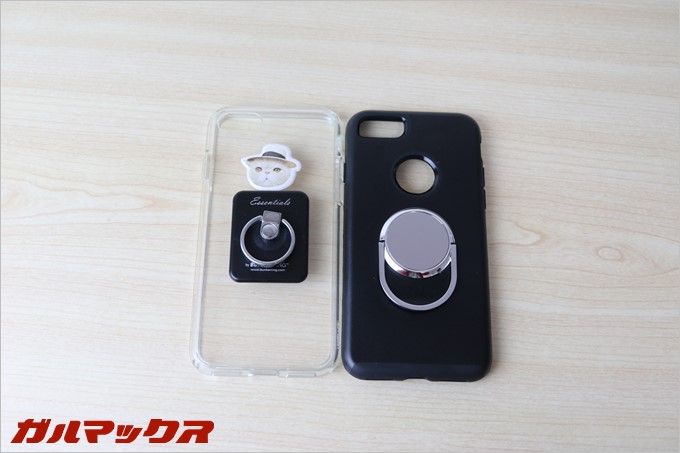 クリアケースに落下防止アクセサリーを貼り付けた製品と並べた画像です