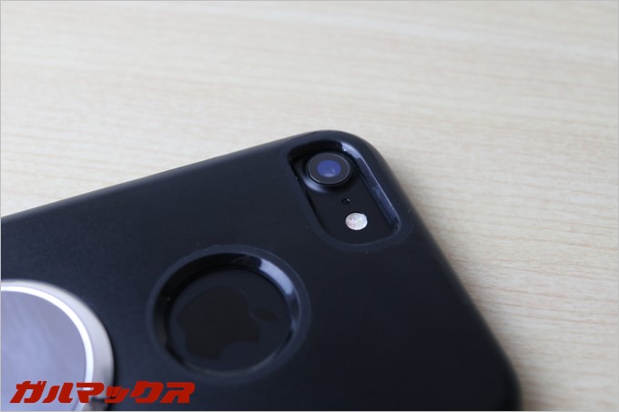 カメラ周りにもロゴマーク周りにもラバーコーティング