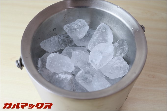 アイスバケットには1.1kgのカチ割り氷がすっぽりと収まります。