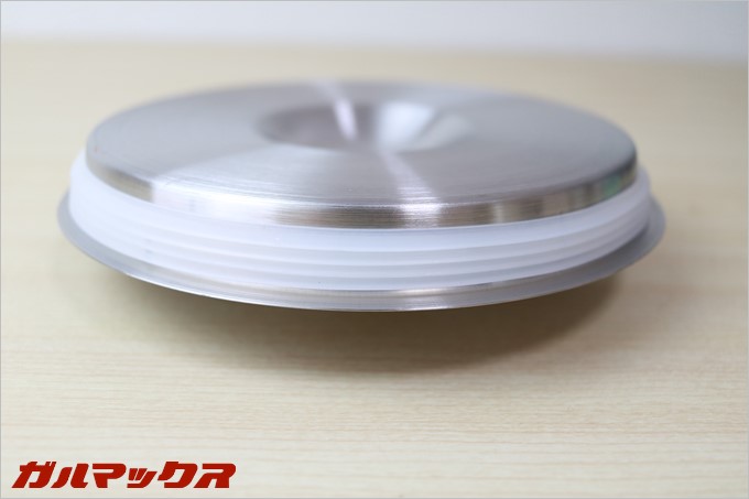 蓋にはゴムパッキンがついているので保冷力も更にパワーアップ