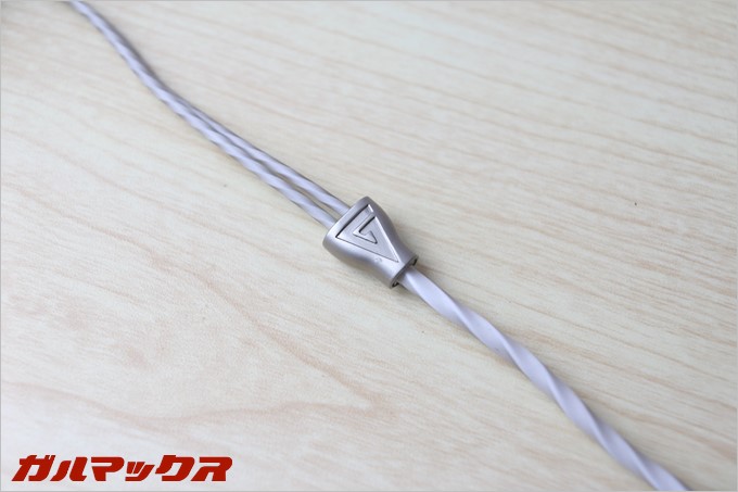 至る所にメタル素材が使われているので、思っているよりも安っぽくは無いです