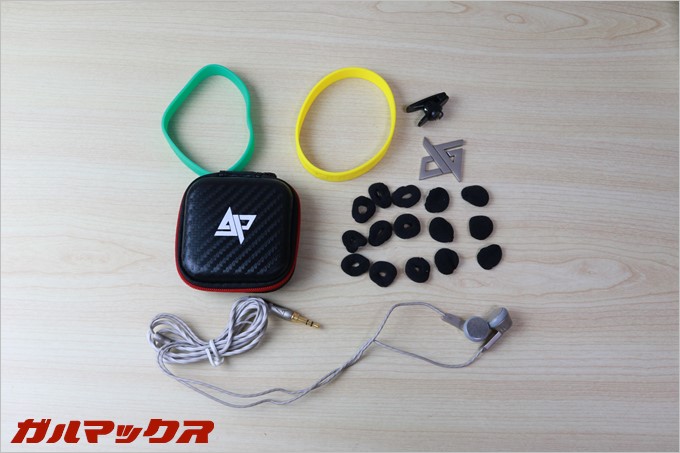 同梱物は本体、クリップ、イヤーカバー2種×15、ロゴプレート、ハードケース