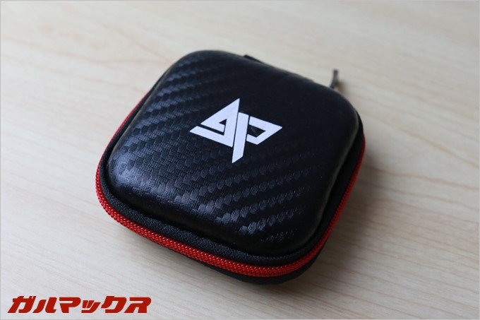 ケースはブラックでジッパーがレッド。ホワイトのロゴが入っており、表面はエッチング加工されています