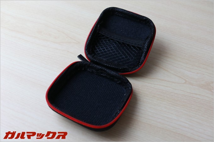 保護ケースの内側にはメッシュのポケット付き