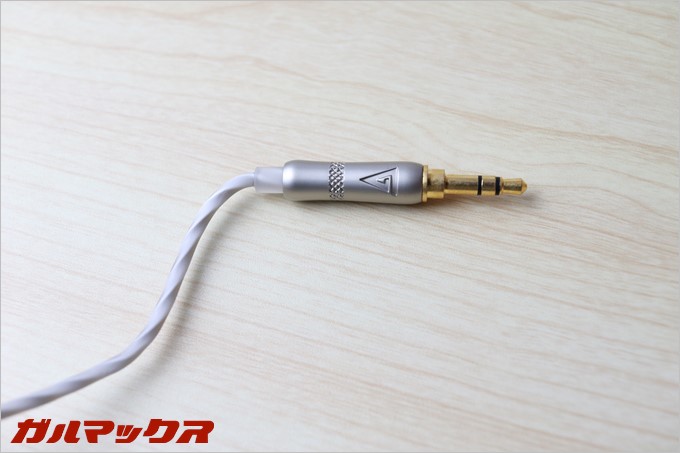 ケーブルはねじり加工が施されています