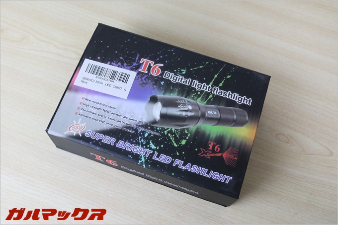 BINWOのLED懐中電灯はド派手なパッケージに入って届きました。