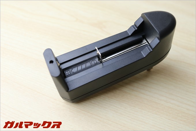 BINWOのLED懐中電灯に付属している充電器はセット方向がしっかり分かるので安心