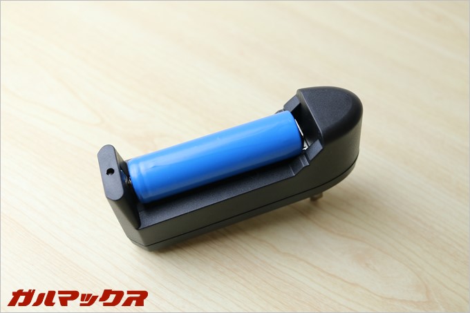 充電器はセパレートタイプで充電池が一本だけセット出来ます。