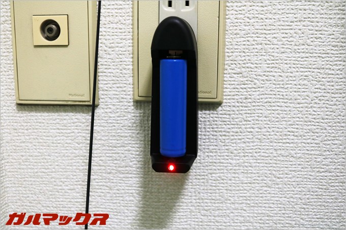 充電器には充電状況を確認できるインジケータがついているので充電状況が分かりやすくてGood