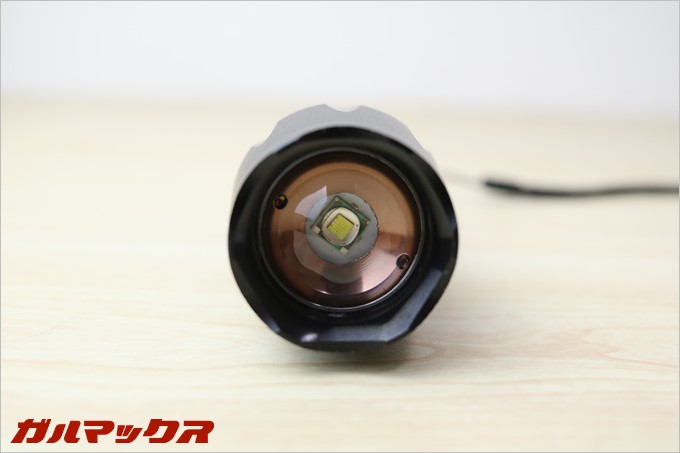 LED1つで2000ルーメンの明るさを照射します