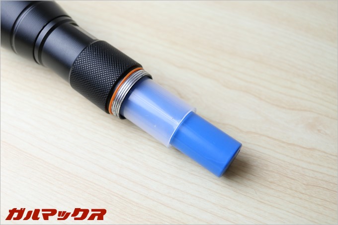 付属の充電池は電池ボックスよりも細いのでスペーサーを使います