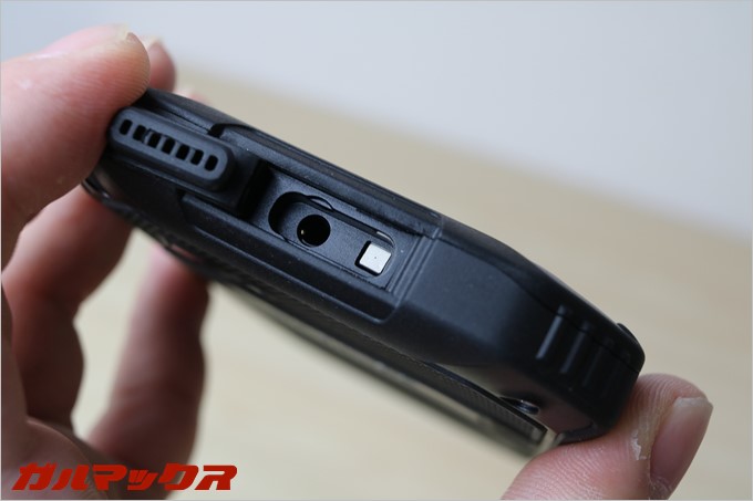 イヤホンジャック部分に気圧センサーもついているので、高度も計測可能となってます