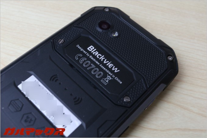 BV6000sのSIMトレイはマイナスネジで止まってます