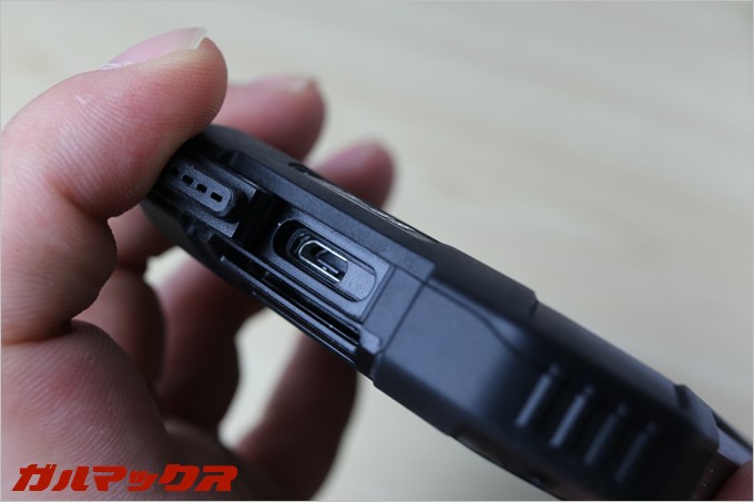 BV6000sは本体の形状的に充電端子までが遠いので、専用の充電ケーブルじゃないと端子まで届きません