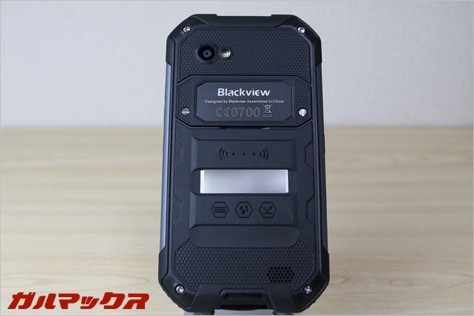 背面のデザインもGショック的で好きです。