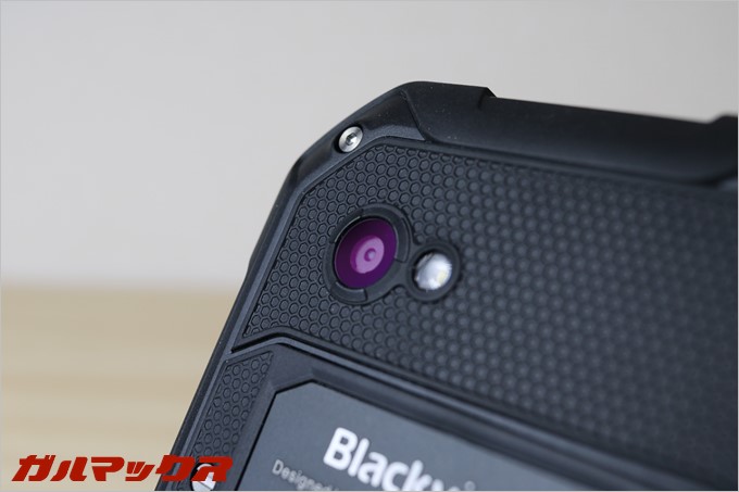 カメラはフラットなので出っ張ってません。個人的にはゴツゴツのプロテクターを付けてくれたほうがデザイン的に良かった気がします
