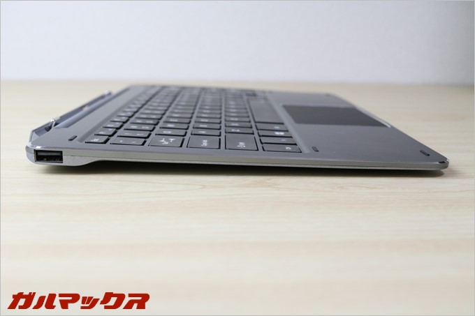 キーボードにもUSB端子がついているので拡張性がかなり高いです