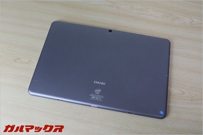 天板はサラリとしたグレー色で指紋が目立ちにくいです。天板の中央下部にロゴが入っています