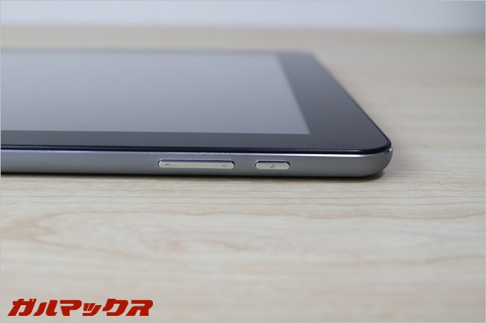 本体上面には音量ボタンと電源ボタンがついています