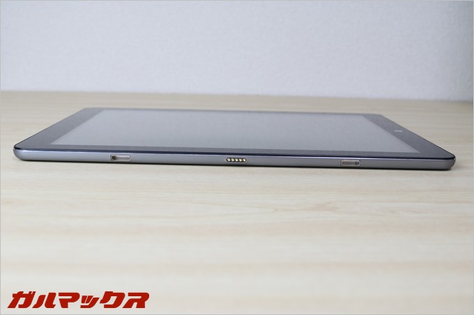 本体下部にはキーボードとドッキングするためのインターフェイスが付いてます