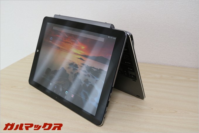 キーボードを逆付するとテントのような形状でスタンドとして使えます