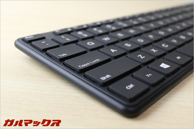KKmoonのキーボードはサラリとした肌触りで触っていて気持ちいい！