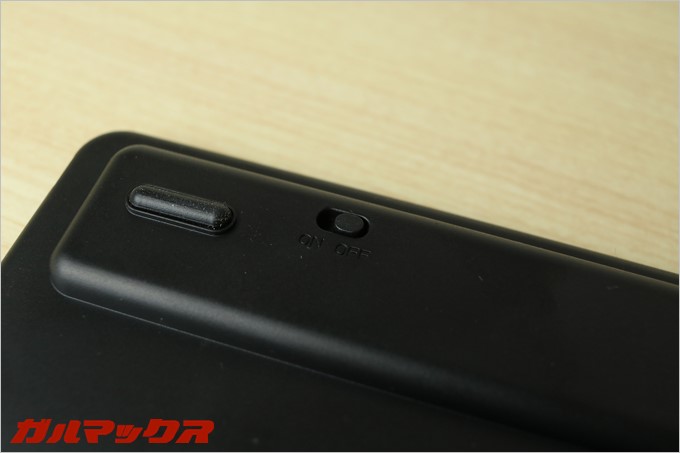 ゲットしたKKmoonのキーボードは裏側に電源スイッチが付いてました。この点は使い勝手が悪くなるのでマイナスポイント