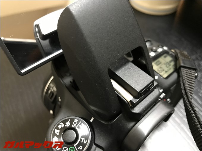 フラッシュを起こしている時に隙間からスライドして取り付け