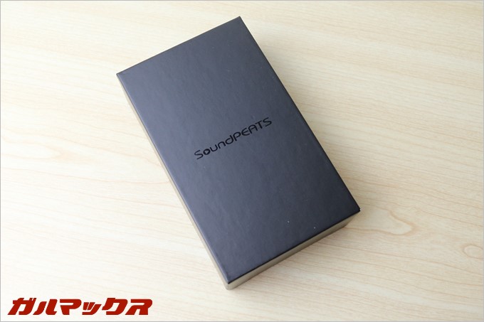 SoundPEATSのD2の外箱は高級感の高いブラックパッケージです。