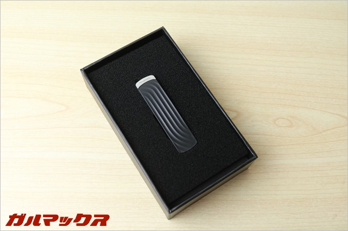 SoundPEATSのD2はスポンジで本体をしっかり保護した梱包となってます。