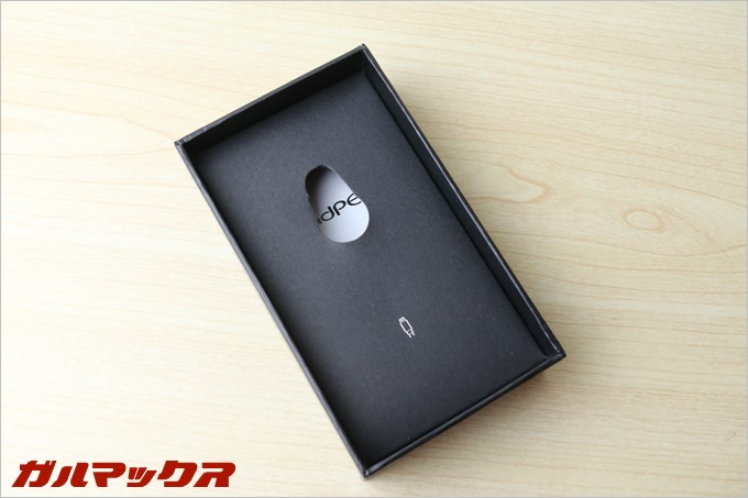 アクセサリー類も適当に放り込まれている訳ではなく、しっかりとパッケージングされています。