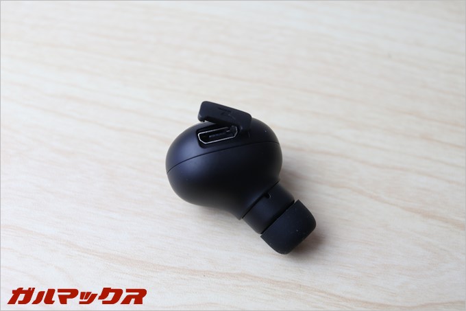 SoundPEATSのD3の充電端子は外れないキャップ付き。防塵防水仕様なのでしっかり閉めておきましょう